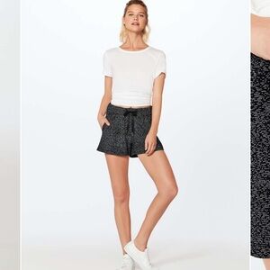 Lululemon On The Fly Short (2.5") Soundwave White Black / Black size 12